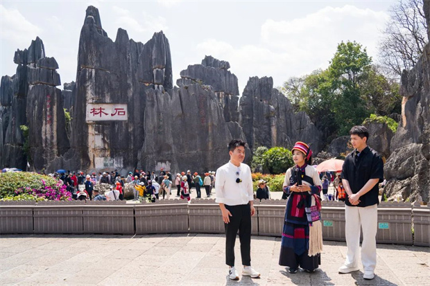 云南旅游,云南旅行社,云南團建公司,云南策劃公司,云南會議執(zhí)行,昆明旅游,昆明旅行社,昆明團建公司,昆明會議公司,昆明策劃公司：董宇輝來昆明石林啦！“在云南，萬物與我皆自由”