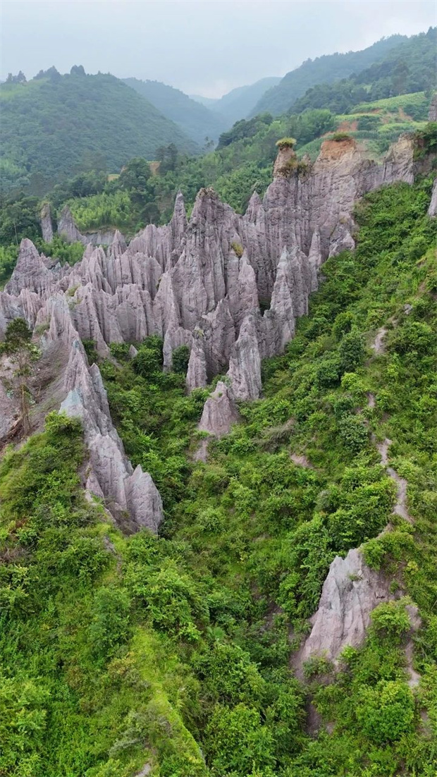 云南旅游,云南旅行社,云南團(tuán)建公司,云南策劃公司,昆明旅游,昆明旅行社,昆明團(tuán)建公司,昆明策劃公司,昆明會(huì)議會(huì)展：鬼斧神工！昆明居然還有塊藏在山水間的“七彩土林”秘境~